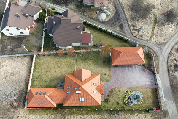 Vista aérea de casa residencial con patio trasero en zona rural suburbana — Foto de Stock