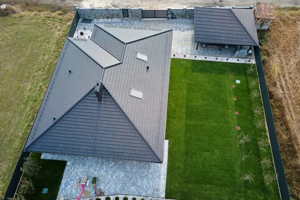 Vista aérea da casa residencial com quintal na área rural suburbana — Fotografia de Stock
