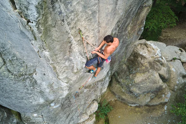 Fort grimpeur mâle escalade mur escarpé de montagne rocheuse. Sportif surmonter la route difficile. Se livrer à des sports extrêmes concept de passe-temps — Photo