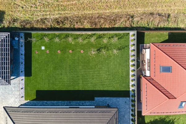 Vista aérea da casa residencial com quintal na área rural suburbana — Fotografia de Stock