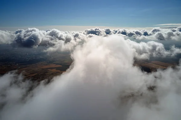 Vista aérea da janela do avião em alta altitude da terra coberta com nuvens de cúmulo inchadas brancas — Fotografia de Stock