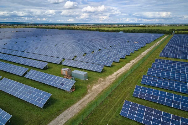 Widok z lotu ptaka na dużą zrównoważoną elektrownię z rzędami paneli fotowoltaicznych do produkcji czystej energii elektrycznej. Pojęcie energii elektrycznej ze źródeł odnawialnych o zerowej emisji — Zdjęcie stockowe