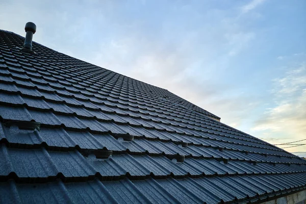 Snöskydd för säkerhet på vintern på husets tak täckt med keramiska bältros. Kallad täckning av byggnaden — Stockfoto