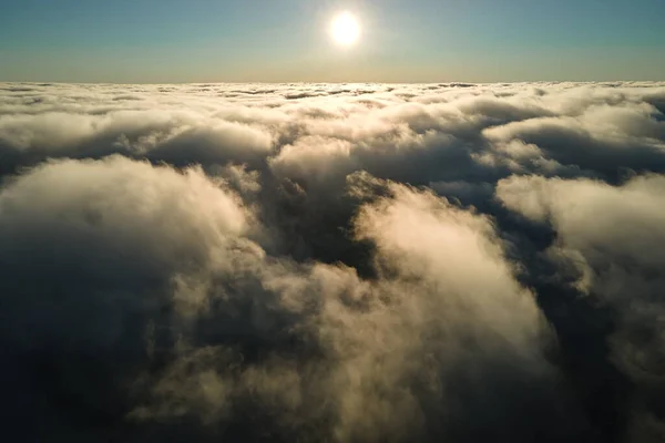 Vista aérea a gran altitud de densas nubes de cúmulos hinchados que se forman antes de la tormenta por la noche —  Fotos de Stock