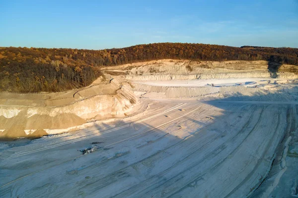 Luchtfoto van open put mijn van zandsteen materialen voor de bouw met graafmachines en dump trucks. Zware apparatuur in de mijnbouw en de productie van nuttige mineralen concept — Stockfoto