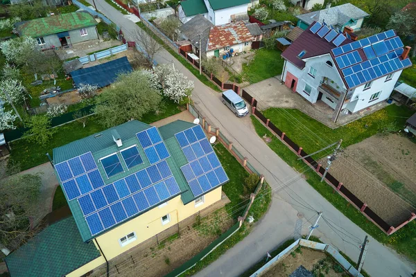 Vivienda residencial con azotea cubierta con paneles solares fotovoltaicos para la producción de energía eléctrica ecológica limpia en zona rural suburbana. Concepto de hogar autónomo —  Fotos de Stock