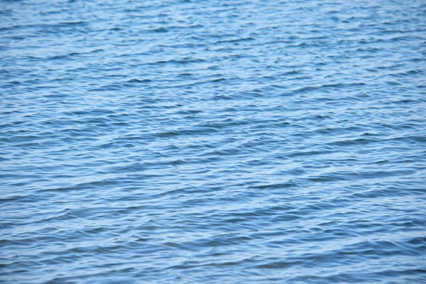 Primer plano de la superficie del paisaje marino de agua de mar azul con pequeñas olas onduladas —  Fotos de Stock