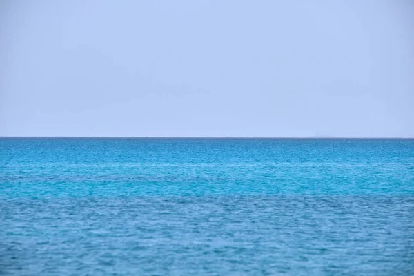 Primer plano de la superficie del paisaje marino de agua de mar azul con pequeñas olas onduladas —  Fotos de Stock