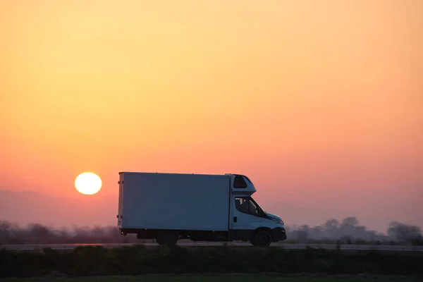 Vrachtwagen rijdt 's avonds op de snelweg en vervoert goederen. Levering transport en logistiek concept — Stockfoto