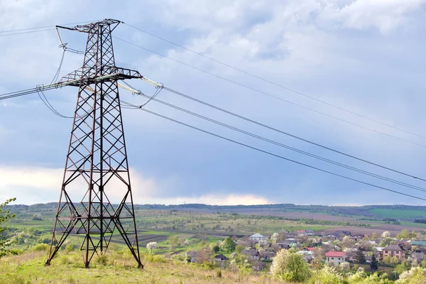 Yüksek voltajlı elektrik kablolarına sahip çelik sütun uzun mesafeli kablolardan elektrik enerjisi iletiyor.