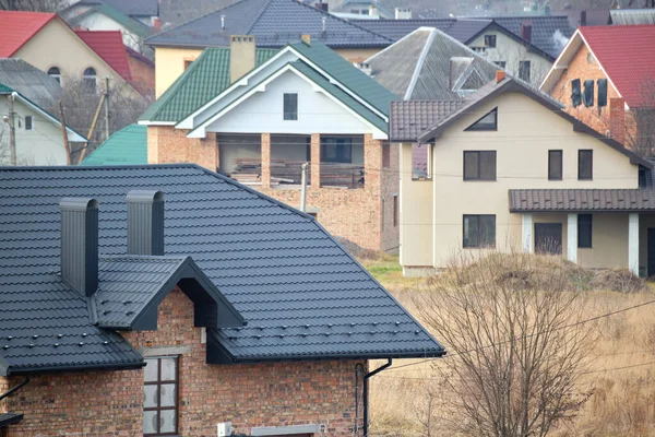 Evin çatısındaki baca inşaat halindeki metalik kiremitlerle kaplı. Binayı kaplayan fayanslar. Gayrimenkul geliştirme