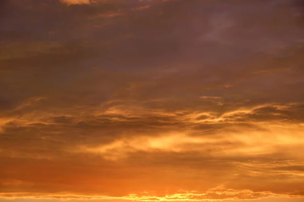 Яркое красочное небо заката с лучами заходящего солнца и яркими темными облаками — стоковое фото