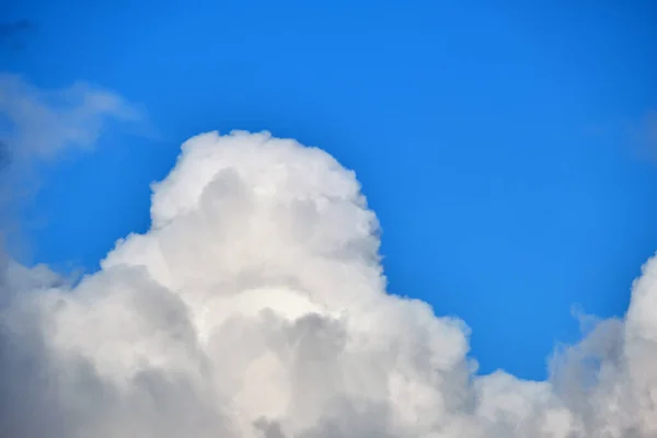 Pemandangan cerah putih puffy cumulus awan di langit biru jernih — Stok Foto