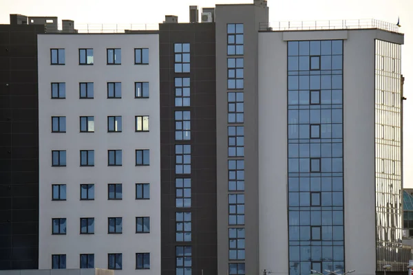 Birçok pencere ve balkonu olan modern yüksek apartman cephesinin mimari ayrıntıları — Stok fotoğraf