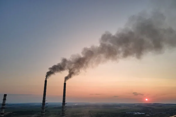 Luchtfoto van hoge pijpen van kolencentrales met zwarte schoorsteen vervuilende atmosfeer. Elektriciteitsproductie met fossiele brandstoffen — Stockfoto