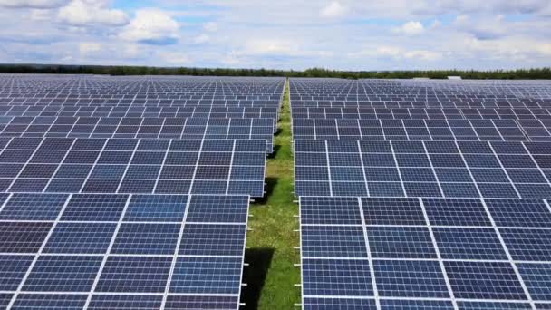Flygfoto över stora hållbara elkraftverk med rader av solcellspaneler för att producera ren elektrisk energi. Begreppet förnybar el utan utsläpp — Stockvideo