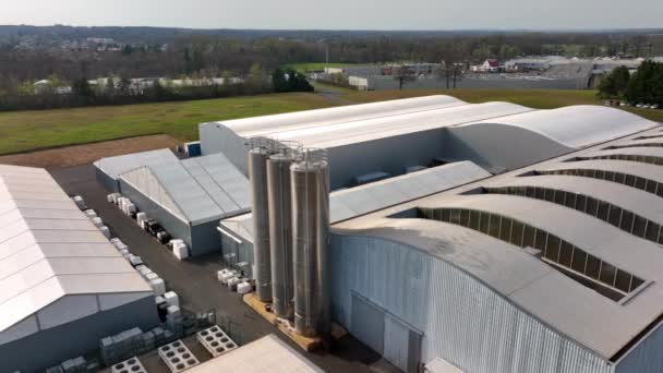 Widok z lotu ptaka na nowy budynek fabryczny do produkcji i wysyłki sprzętu przemysłowego — Wideo stockowe