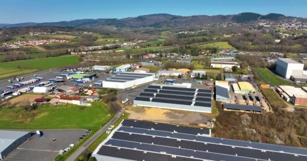 Veduta aerea della centrale solare con pannelli fotovoltaici blu montati sul tetto dell'edificio industriale per la produzione di energia elettrica ecologica verde. Produzione di concetto di energia sostenibile — Video Stock
