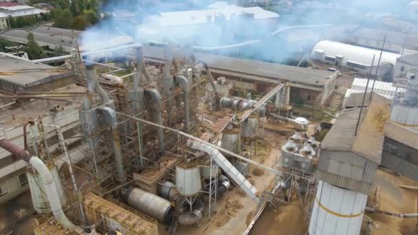Luchtfoto van een houtverwerkende fabriek met schoorsteen van een vervuilend productieproces in een fabriek — Stockvideo