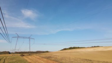 Yüksek voltajlı yalıtım teli elektrik kablolarına bağlı çelik sütunlarda elektrik kablolarının güvenli bir şekilde iletilmesi için uzun mesafe kablolarına bağlı.