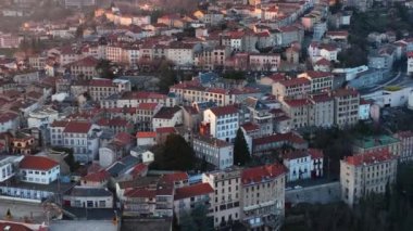Fransa 'nın Auvergne-Rhone-Alpes bölgesindeki Puy-de-Dome departmanındaki Thiers kasabasının yoğun tarihi manzarası. Eski binaların çatıları ve gün batımında dar sokaklar
