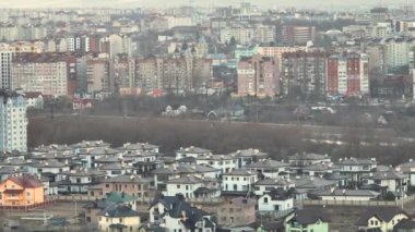 Gün batımında büyük şehrin kırsal kesimindeki yerleşim yerlerinin hava manzarası