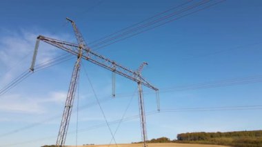 Yüksek voltajlı elektrik kablolarına sahip çelik sütun uzun mesafeli kablolardan elektrik enerjisi iletiyor.