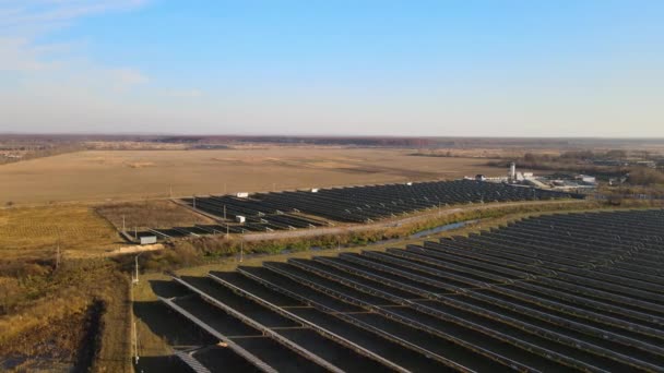 Vista aérea de una gran central eléctrica sostenible con filas de paneles fotovoltaicos solares para producir energía eléctrica ecológica limpia. Electricidad renovable con concepto de cero emisiones — Vídeos de Stock