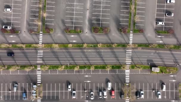 Vista aérea de muitos carros coloridos estacionados no estacionamento com linhas e marcações para lugares de estacionamento e direções — Vídeo de Stock