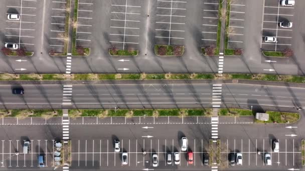 Vista aérea de muchos coches de colores estacionados en el estacionamiento con líneas y marcas para lugares de estacionamiento y direcciones — Vídeo de stock