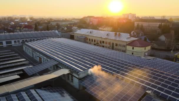 Vista aérea de usina de energia solar com painéis fotovoltaicos azuis montados no telhado de construção industrial para a produção de eletricidade ecológica verde. Produção de conceito de energia sustentável — Vídeo de Stock