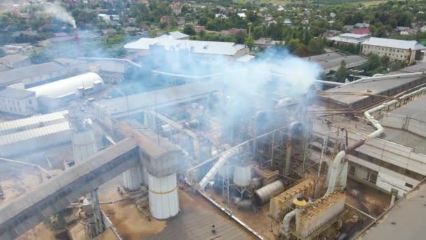 Veduta aerea della fabbrica di lavorazione del legno con fumo dal processo di produzione atmosfera inquinante presso il cantiere di produzione dello stabilimento — Video Stock
