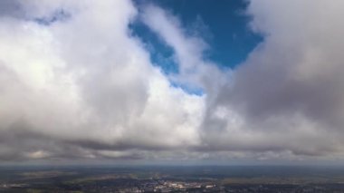 Dünya 'nın yüksek irtifasındaki hava manzarası yağmur fırtınasından önce oluşan kabarık kümülüs bulutlarıyla kaplıdır.