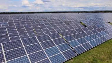 Temiz elektrik enerjisi üretmek için sıra sıra güneş fotovoltaik panelleri olan sürdürülebilir büyük elektrik santralinin havadan görünüşü. Sıfır emisyonlu yenilenebilir elektrik kavramı