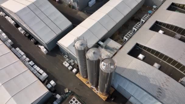 Vista aérea de la moderna estructura de fábrica para la producción y distribución de equipos industriales. Concepto de industria global — Vídeos de Stock