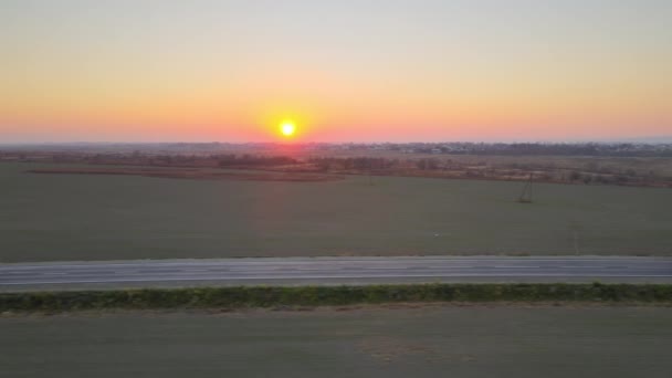 夕方に高速道路運送商品に貨物トレーラー運転と半トラックの空中ビュー。配送輸送と物流のコンセプト — ストック動画