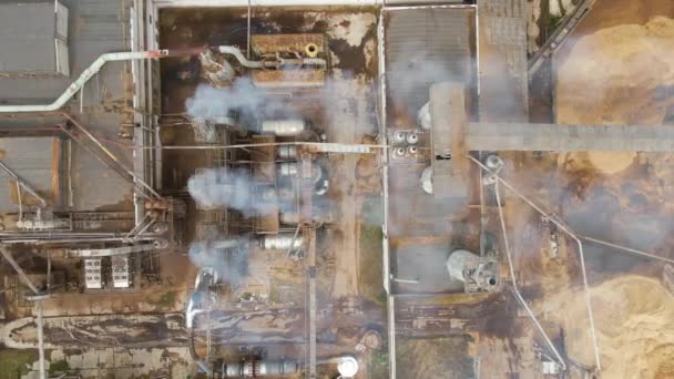 Luchtfoto van een houtverwerkende fabriek met schoorsteen van een vervuilend productieproces in een fabriek — Stockvideo