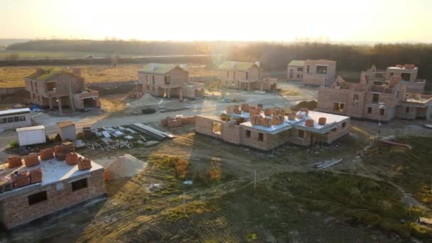 Промышленная строительная площадка в сельской местности с жилыми домами, строящимися для дальнейшей продажи или аренды. Концепция развития недвижимости — стоковое видео