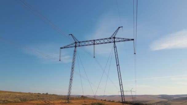Stahlsäule mit Hochspannungsleitungen zur Bereitstellung elektrischer Energie durch Kabeldrähte auf langen Strecken — Stockvideo