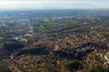 Fransa 'nın Auvergne-Rhone-Alpes bölgesindeki Puy-de-Dome departmanındaki Thiers kasabasının yoğun tarihi manzarası. Eski binaların çatıları ve dar sokaklar
