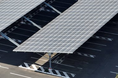 Otoparkın üzerine temiz enerjinin etkin üretimi için park etmiş arabaların güneş panelleri yerleştirildi.