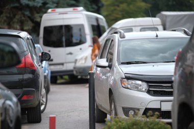 Arabalar şehir caddesinde sıraya park edilmiş. Kentsel trafik kavramı