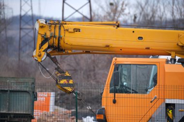 İnşaat alanında ağır yük taşıyan vinç