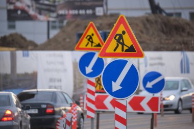 Yol çalışmaları trafik işaretlerini uyardı. Şehir caddesinde inşaat çalışması ve yavaş hareket eden arabalar.