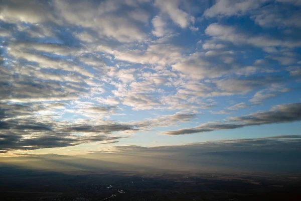 Luchtfoto op grote hoogte van dichte opgezwollen cumulus wolken vormen voor regenbui in de avond — Stockfoto