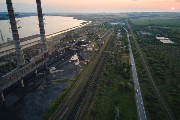 Vista aérea de las altas tuberías de la central eléctrica de carbón con la atmósfera contaminante de la chimenea negra. Producción de electricidad con concepto de combustibles fósiles — Foto de Stock