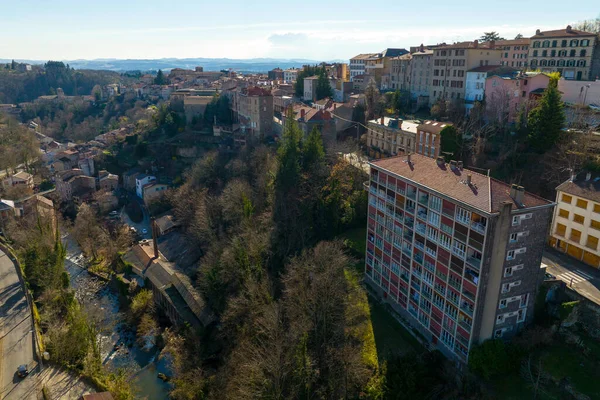 Vista aérea do denso centro histórico da cidade de Thiers, no departamento de Puy-de-Dome, região de Auvergne-Rhone-Alpes, na França. Telhados de edifícios antigos e ruas estreitas — Fotografia de Stock