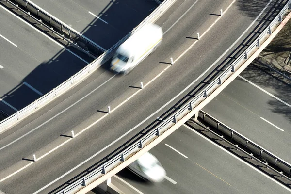 Вид с воздуха на пересечение автомагистрали с быстро движущимся интенсивным движением. Междугородний транспорт с большим количеством автомобилей и грузовиков — стоковое фото