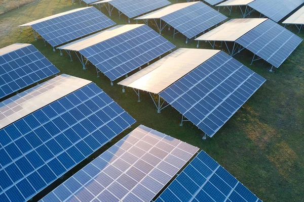 Temiz ekolojik elektrik enerjisi üretmek için sıra sıra güneş fotovoltaik panelleri olan sürdürülebilir büyük elektrik santralinin havadan görünüşü. Sıfır emisyon kavramı ile yenilenebilir elektrik.