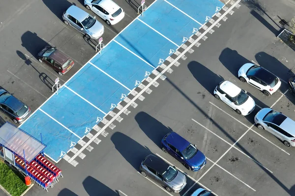 Vista aerea di molte auto colorate parcheggiate sul parcheggio con linee e contrassegni per parcheggi e indicazioni — Foto Stock